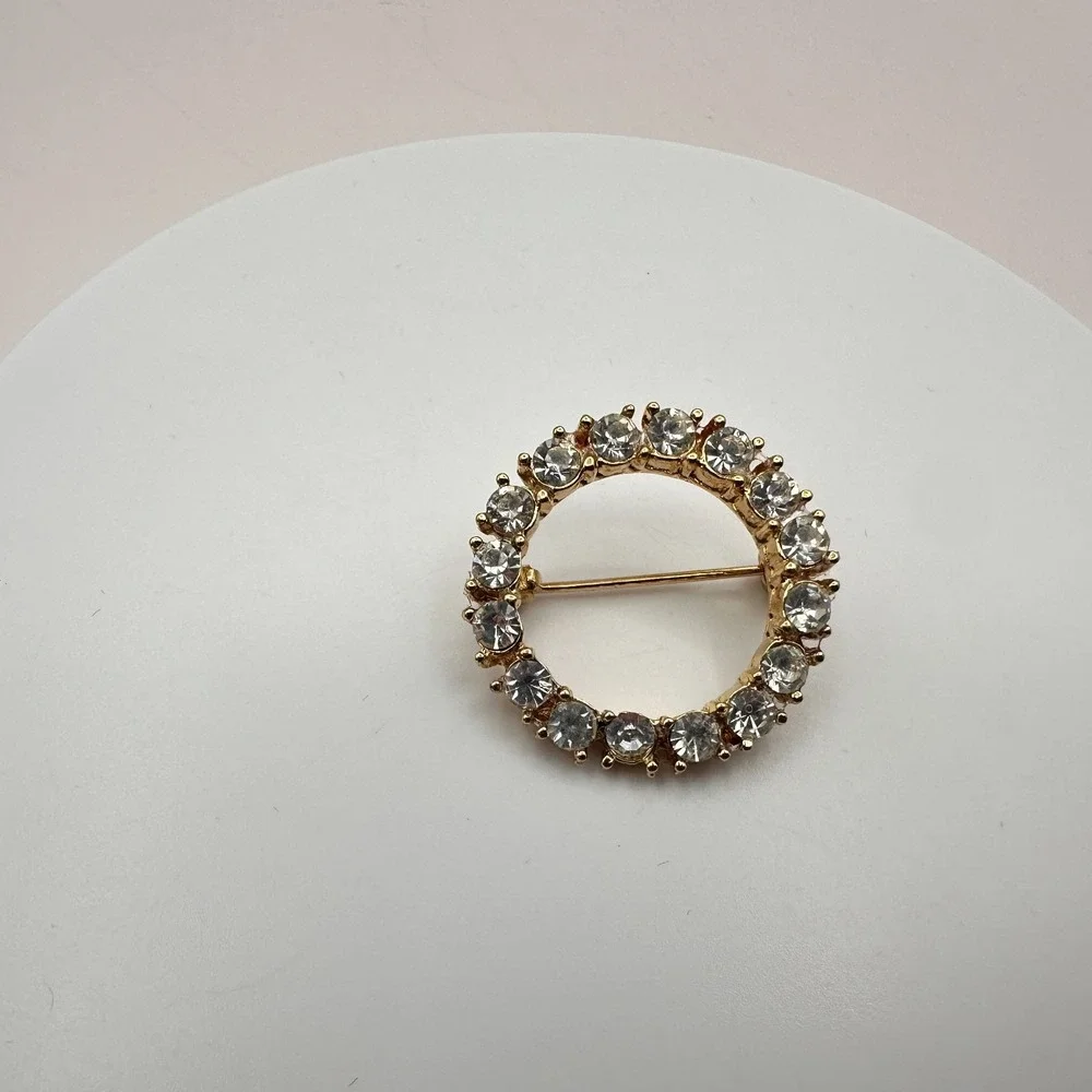 Vintage 90s Gold Tone Wreath Brooch Pin with Clear Rhinestones